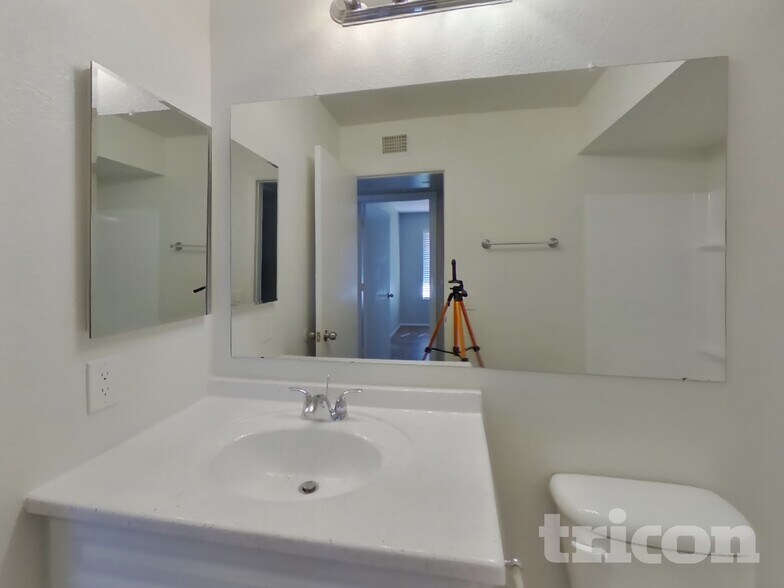 Building Photo - 570 W Myrna Ln