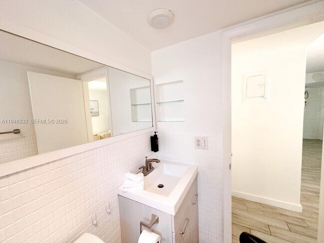 Building Photo - 664 SE 20th Ave