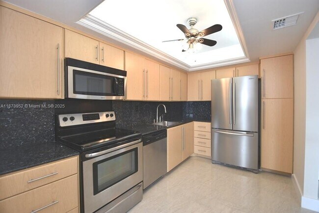 Building Photo - 3701 N Country Club Dr