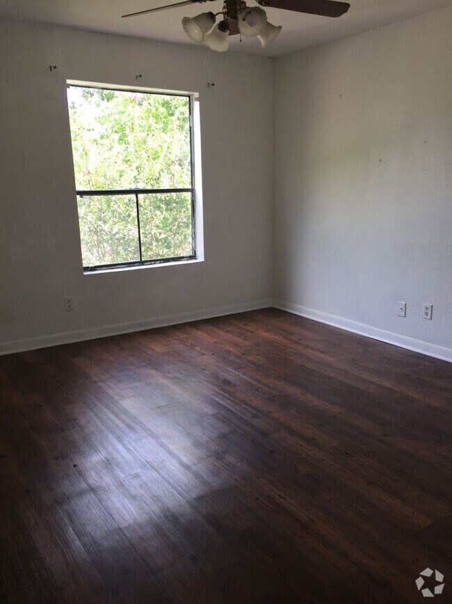 Building Photo - 2/2 with Amenities and on Shuttle