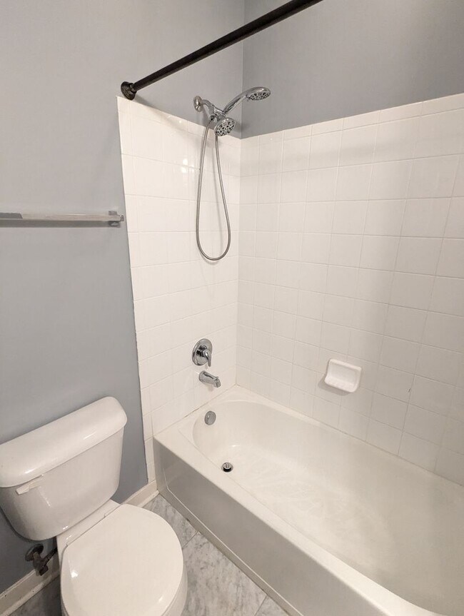 Building Photo - Modern 4 level townhouse available for imm...