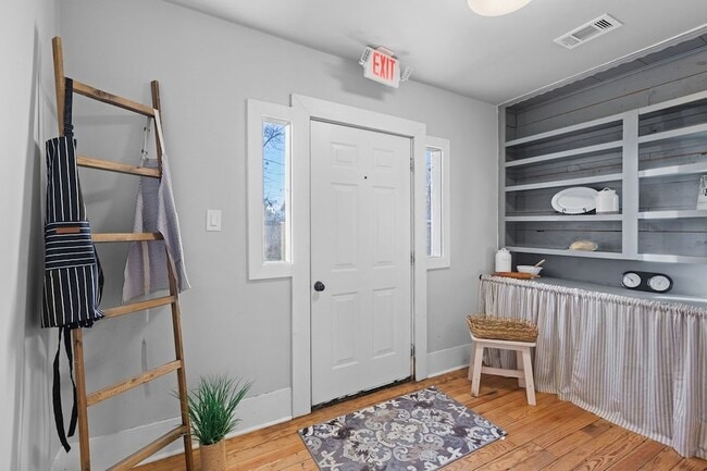 Building Photo - 915 N Center St