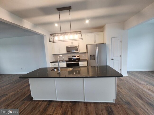 Building Photo - 448 Husky Trl