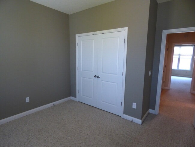 Building Photo - 3 BR 2.5 BA Town Park Condo