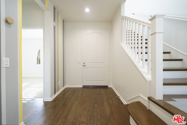 Building Photo - 73 City Stroll