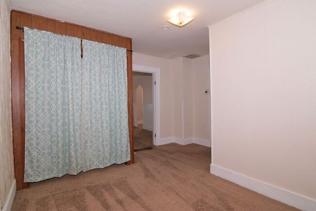 Building Photo - Walking Distance To U Indy Campus!