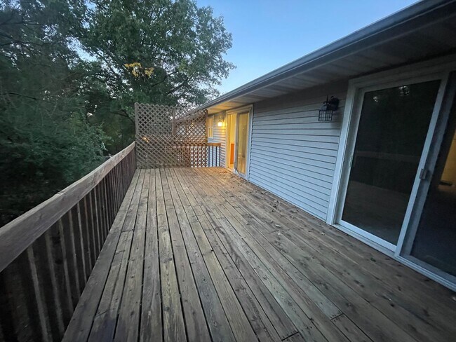 Building Photo - 6770-6772 Pleasantview St NE