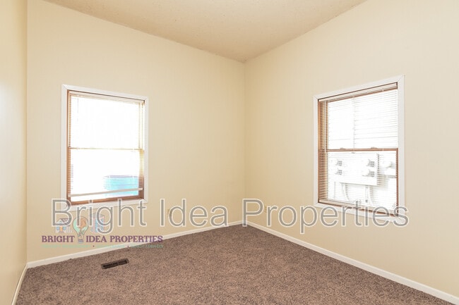 Building Photo - 863 Clark St N