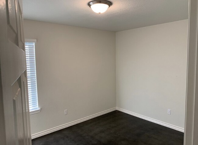 Building Photo - 1600 Van Zanten Dr