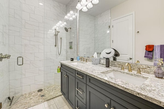 Building Photo - 6983 Saona CT