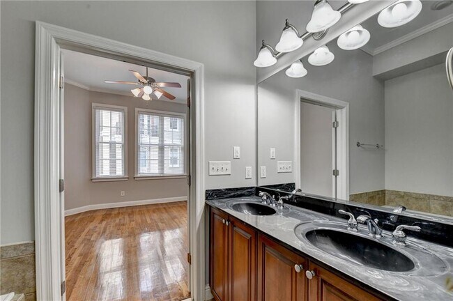 Building Photo - 813 Clifton Heights Ln NE