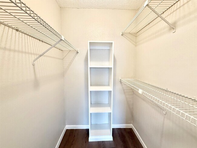 Building Photo - 2816 S Bartell Dr