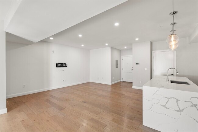 Building Photo - 54 Pleasant St