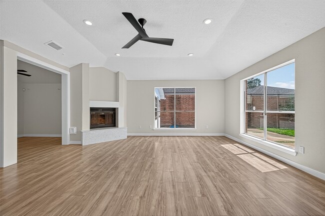 Building Photo - 15914 Val Vista Dr