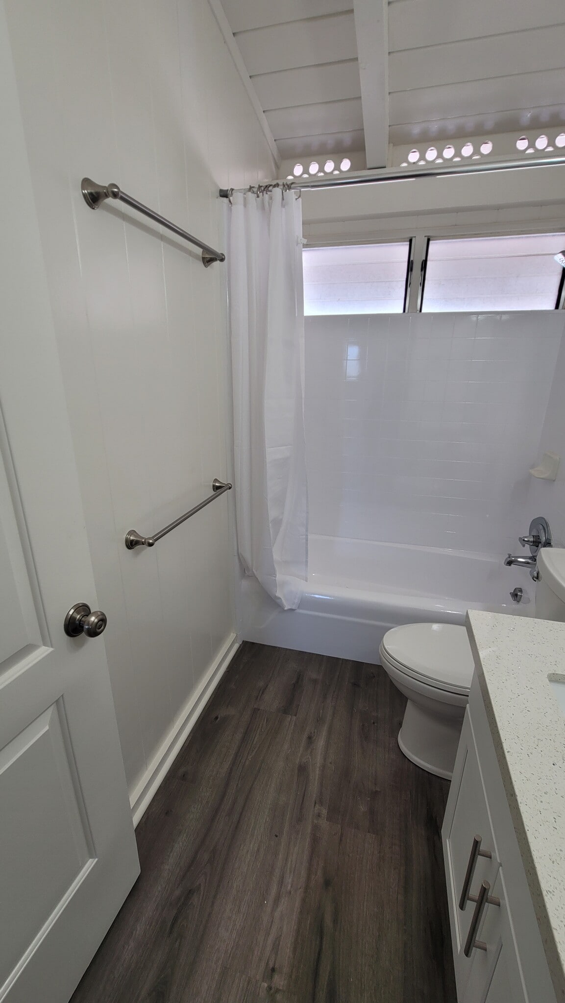 Common bathroom newly epoxy tub and tiles. - 2342 Ahakuka Pl