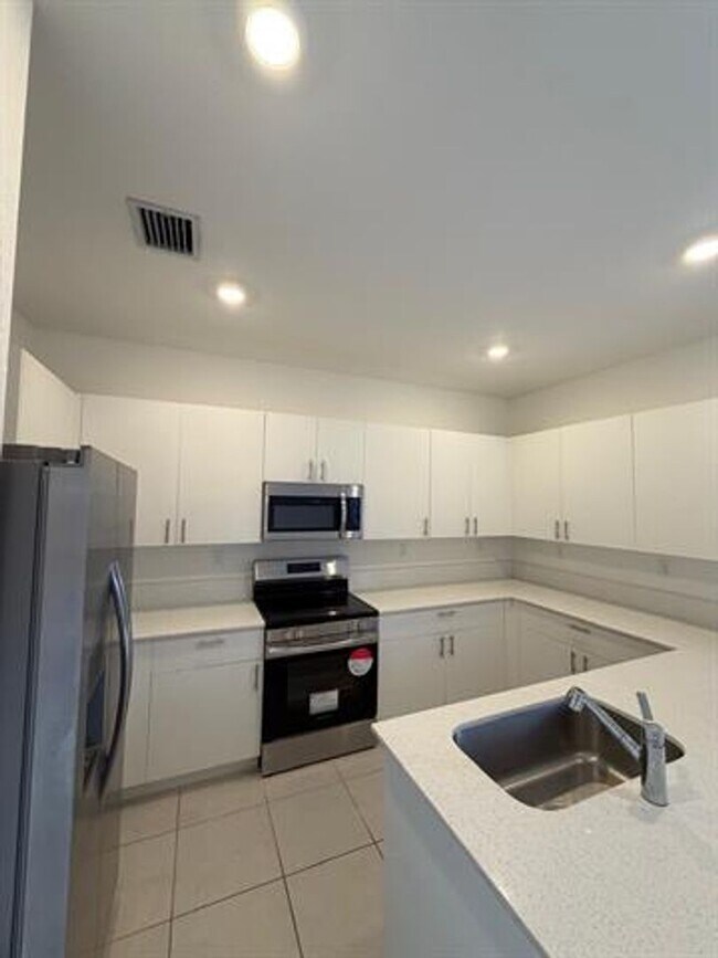 Building Photo - 2885 SE 25th Ave