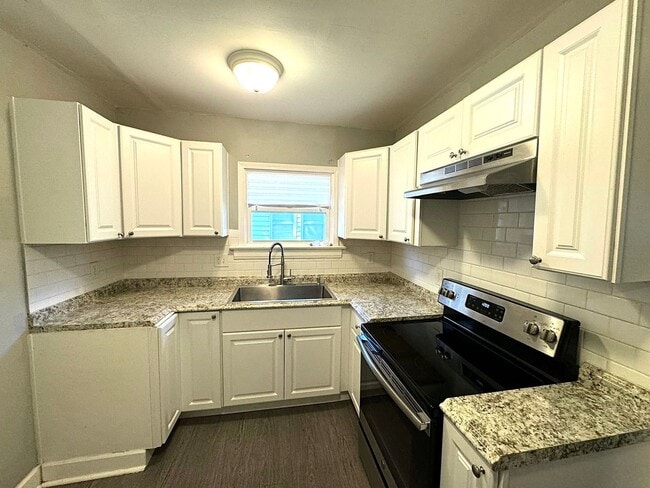 Building Photo - Spacious 3 Bedroom Home