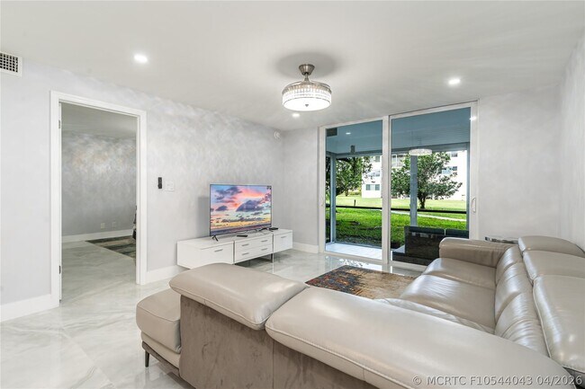 Building Photo - 9523 S Hollybrook Lake Dr