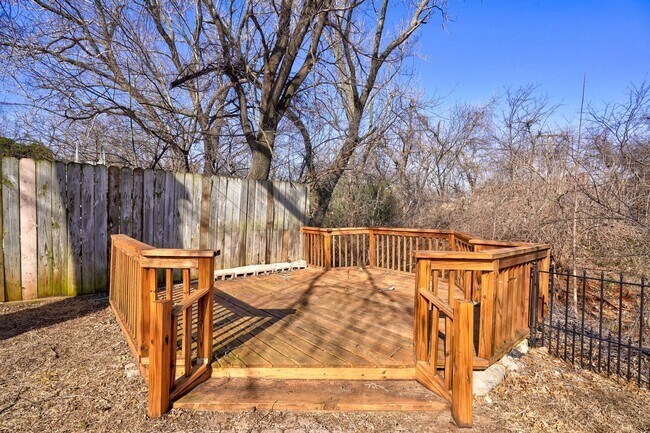 Building Photo - 4 bed 3 bath home!