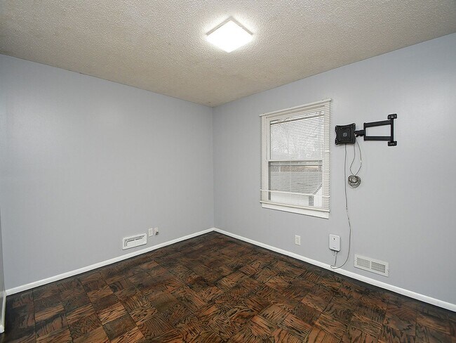 Building Photo - Spacious Living