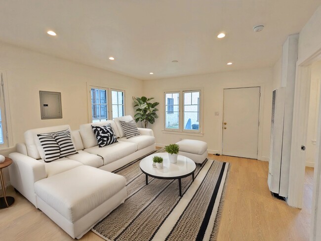 Building Photo - 3919 1/2-31-2 Mont Clair St