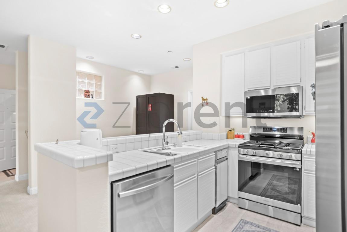 Building Photo - Unit 219