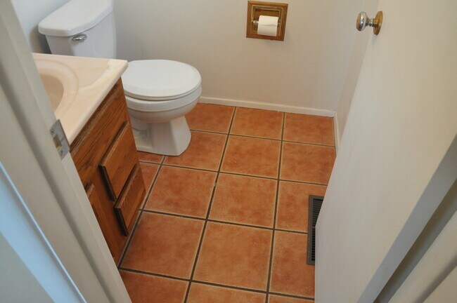 Building Photo - 2401 Thomas Ave