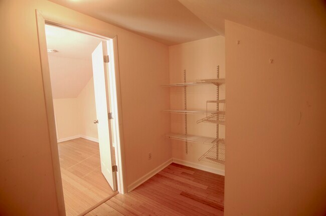 Building Photo - 7099 Lakeshore Rd