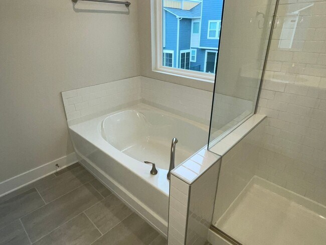 Building Photo - Beautiful Three Story Townhouse in Aria at the Park!