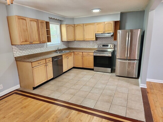 Building Photo - NEWLY REMODELED 3BR, 2BA Duplex Unit in He...