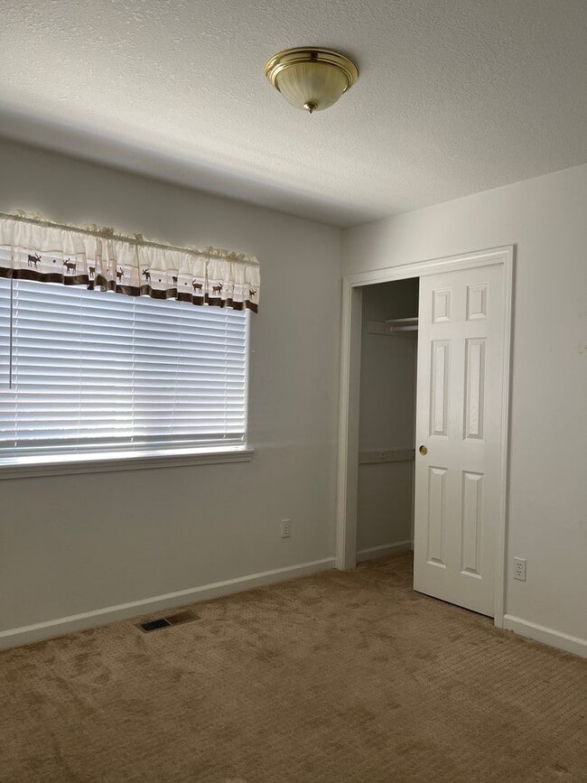Building Photo - Charming Three Bedroom Pet Friendly Home i...