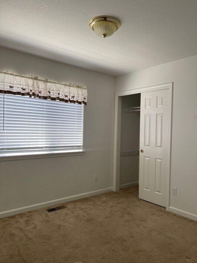 Building Photo - Charming Three Bedroom Pet Friendly Home in Lebanon Or!