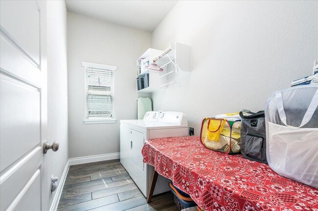 Building Photo - 217 Cherokee Rose Cir