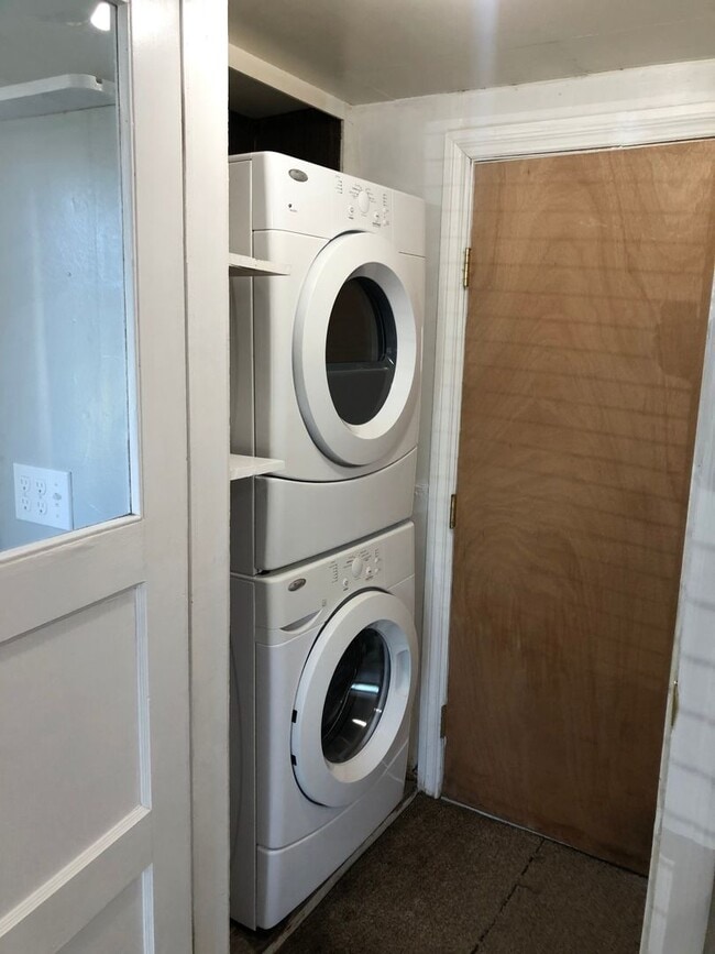 Building Photo - Clean & cozy 2 bedroom 1 bath Rancher comi...