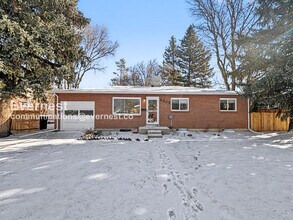 Building Photo - 4 Bed/3 Bath Home with Fenced Yard & Garage / Available Now!