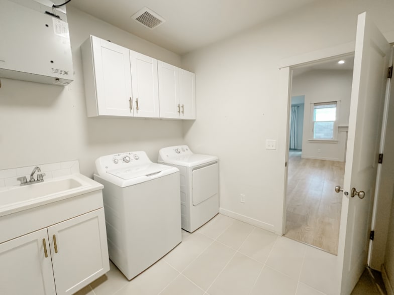 Building Photo - 742 N Doumit Dr