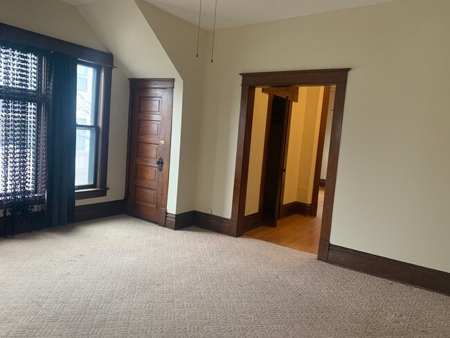 Building Photo - 313 W Willow St