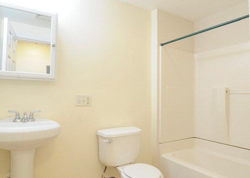 Building Photo - 195 Maverick St