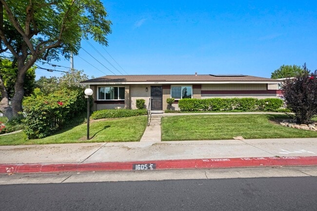 Primary Photo - 1605 Carmel Cir E