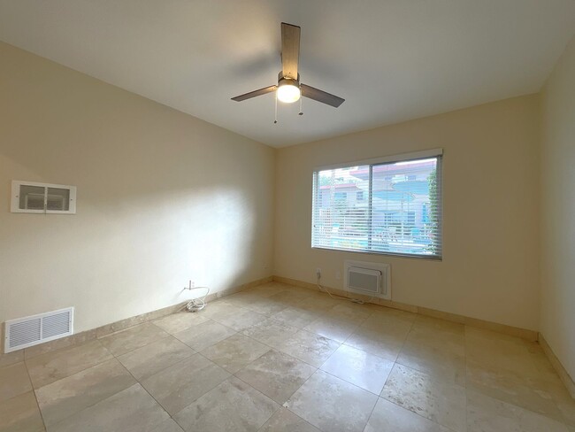 Building Photo - AVAILABLE NOW! 1 Bed 1 Bath FIRST FLOOR Ap...