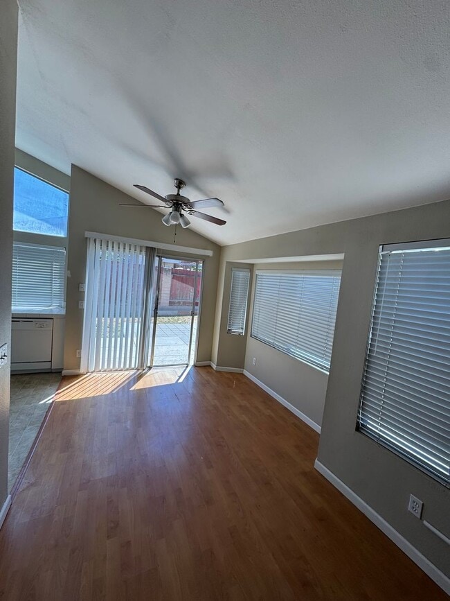 Building Photo - 3 Bedroom 2 Bathroom Home in Santa Maria