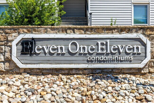 Building Photo - Updated and Stylish 1BDR/1BTH in the Eleven-One-Eleven Condominium Complex