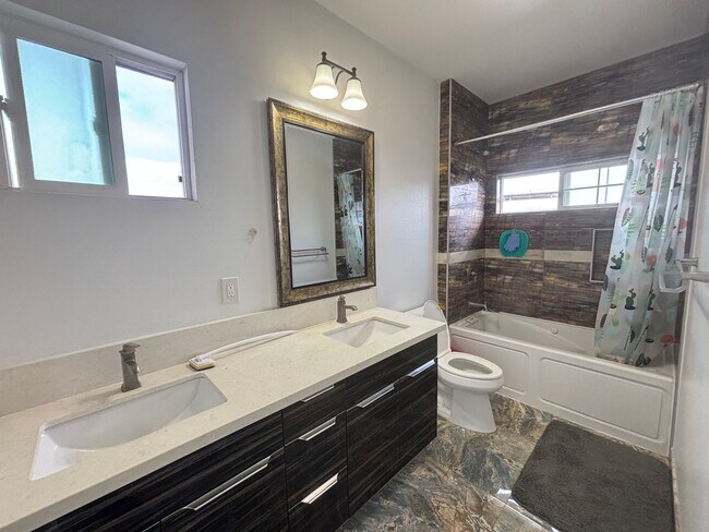 Building Photo - 1654B Olona Ln