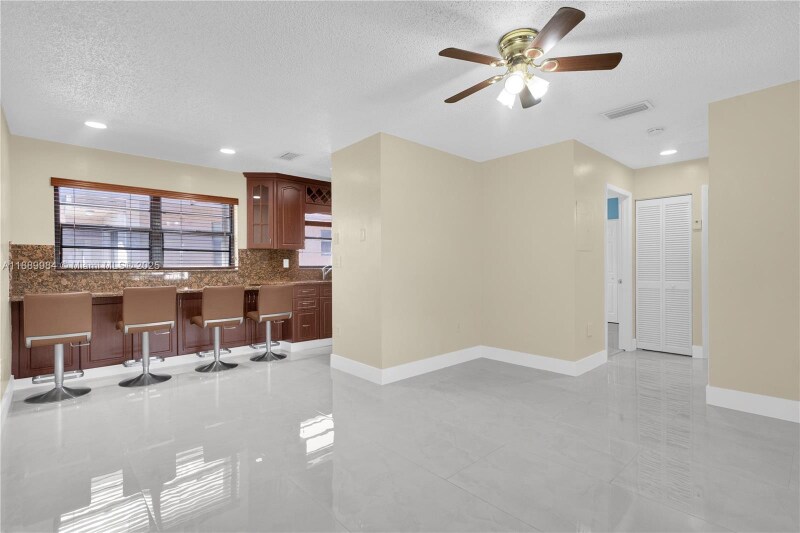 Building Photo - 2560 W 60th St