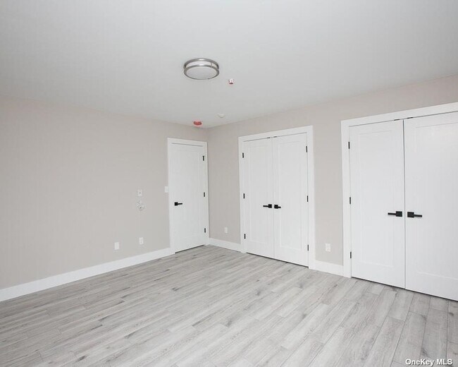 Building Photo - 170 W Montauk Hwy