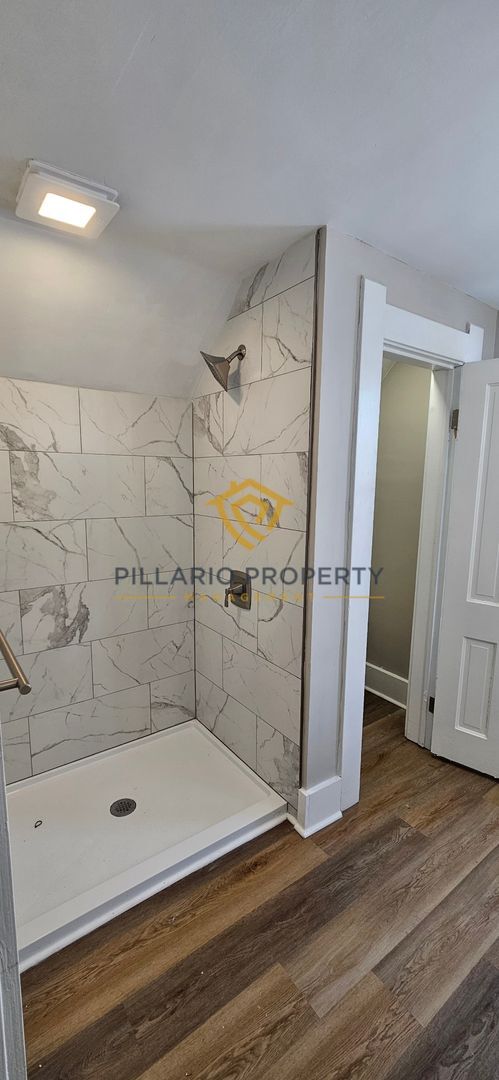 Building Photo - Renovated 3-Bedroom Gem Near Downtown Indy, Available NOW!