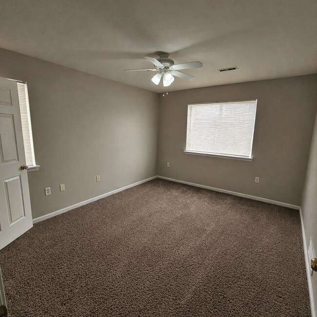 Building Photo - 2 Bedroom, 2 Bathroom Condo with Attached Garage, Private Patio, Clubhouse, Pool, Close to Expres...