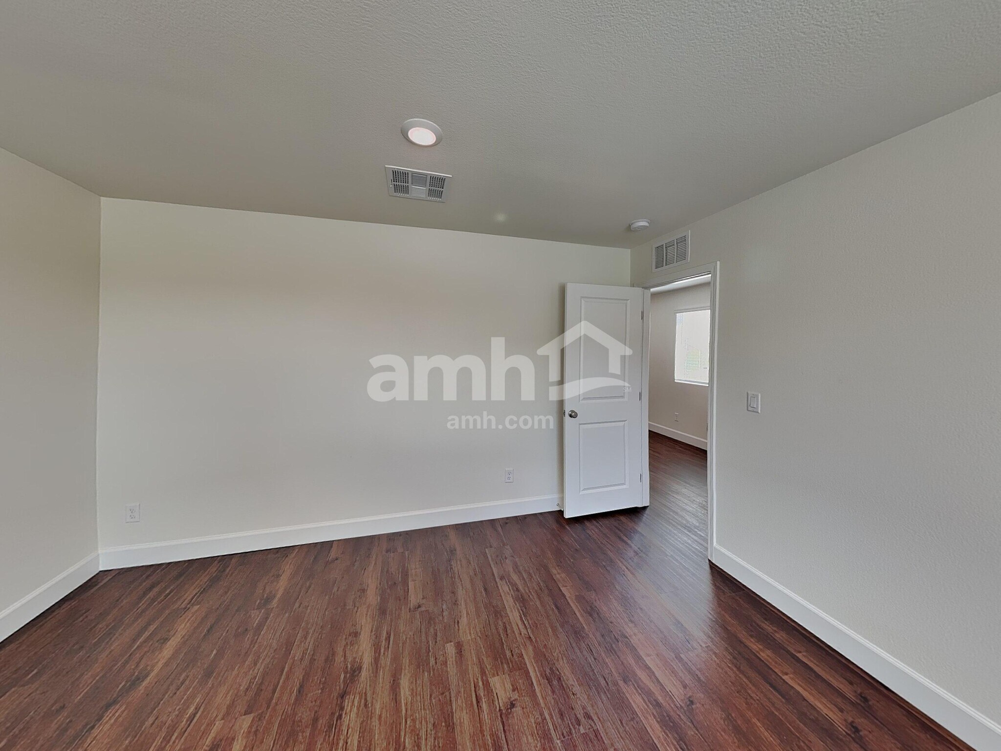 Building Photo - 556 Topiary Pk Ave