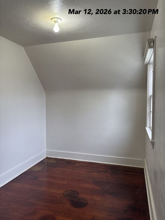 Building Photo - 4Bd/1Ba Two Story House - Available to View!