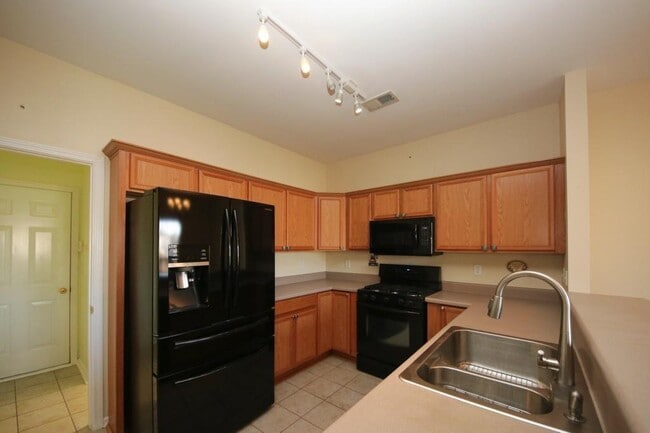 Building Photo - 2120 Highland Gate Dr